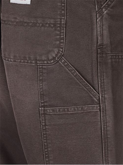 Pantalone marrone di CARHARTT WIP caratterizzato da vita media con passanti per cintura, tasche frontali con dettagli in metallo e cuciture rinforzate sulle ginocchia. CARHARTT WIP | I034796474O
